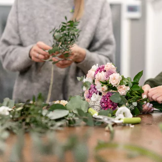 une personne en train de faire un bouquet de fleurs